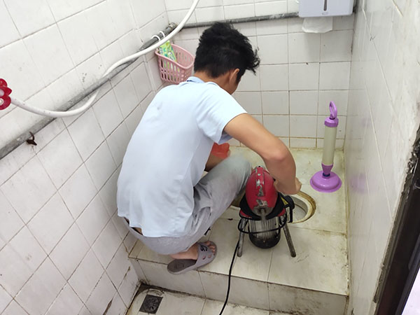 闽侯管道堵塞冒臭气 专业师傅现场解决问题